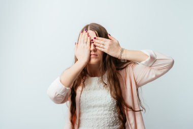 Kız elleriyle gözlerini kapatır