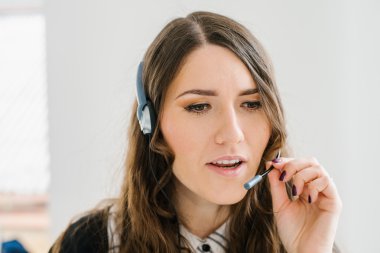  kulaklık üzerinde konuşurken kız