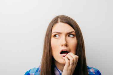 korkmuş genç kadın