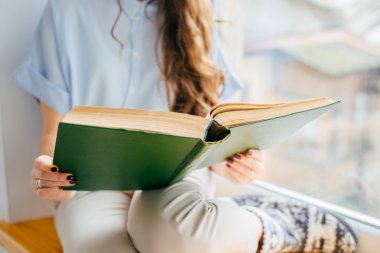  kadının elinde kitap 