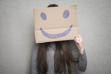 Kadın boyalı mutlu gülümseme ile