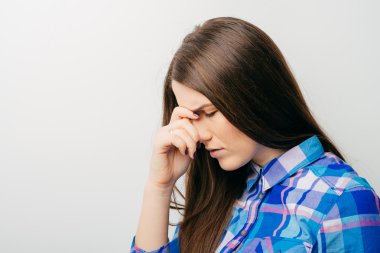 Genç kadın düşünüyor.