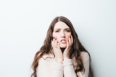 Kafası karışmış genç bir kadın