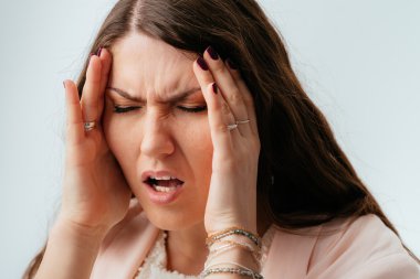 Kız acı tapınaklar vardır.