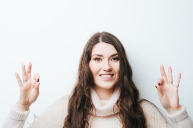 ok bir jest kadın gösterir