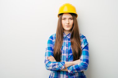 bir kask içinde kendine güvenen kız