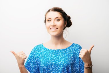 başparmak gösterilen kadın