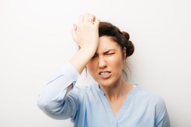 Genç kadın bir şey unutulmuş 