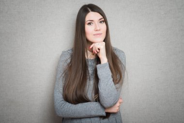 Kafasını tutan kadın