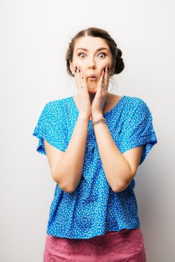 kadın elle yanaklarda