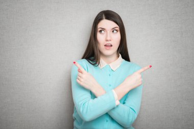 Kız gösteren farklı yönlere