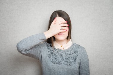 kadın el ile gözlerini kapatır