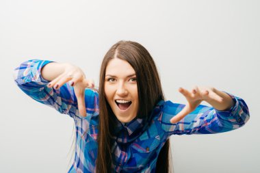 kadın elleriyle kapmak için çalışıyor