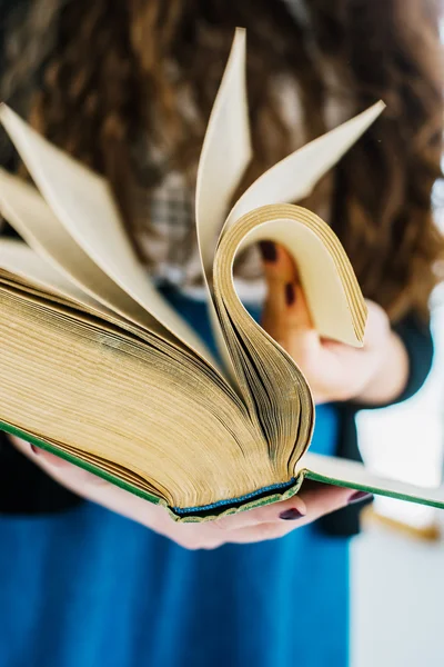 Libro viejo en las manos — Foto de Stock