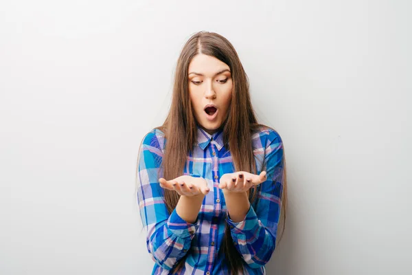 Mujer con las manos tapadas —  Fotos de Stock