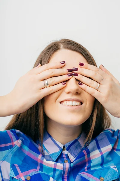 Donna chiude gli occhi con le mani — Foto Stock