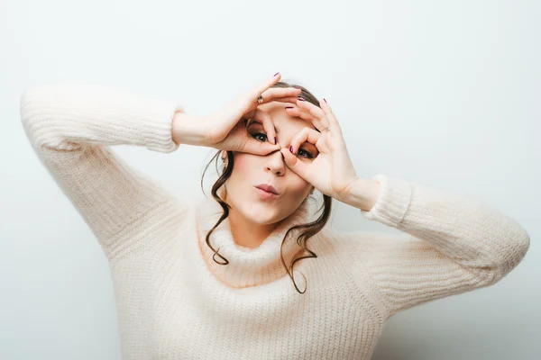 Ragazza mostra mani binoculari — Foto Stock