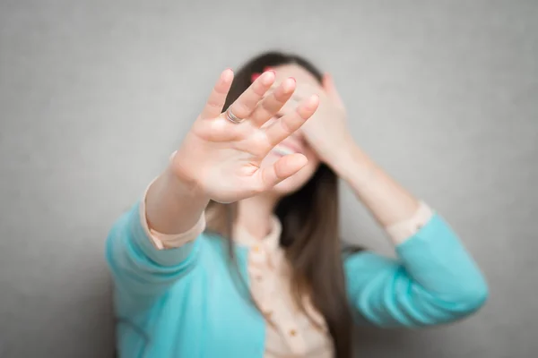 Menina mostra parar gesto — Fotografia de Stock