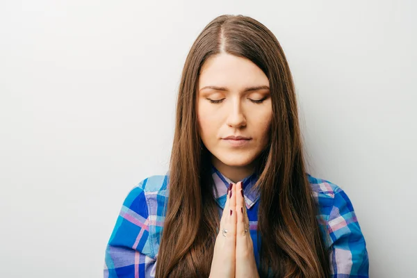 Fiatal nő imádkozik — Stock Fotó