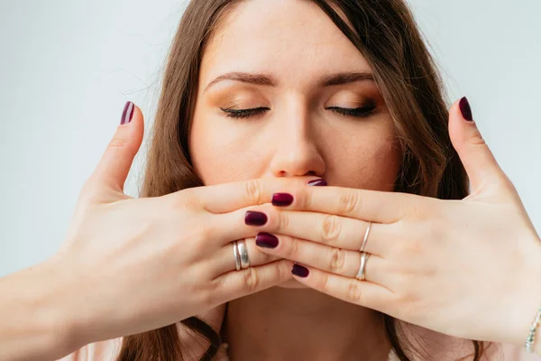 Fille couvre sa bouche avec les mains — Photo