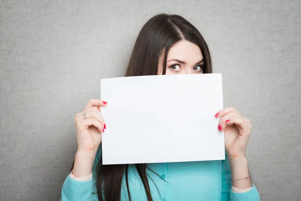 Menina segurando papel branco em branco — Fotografia de Stock