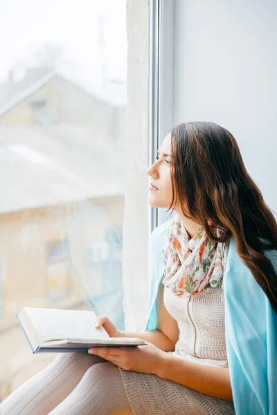 Chica leyendo con libro — Foto de Stock