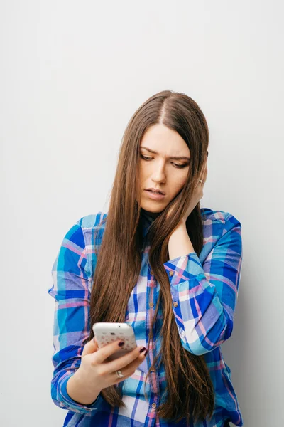 Vrouw met smartphone — Stockfoto