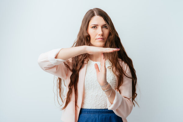 девушка показывает стоп-жест
