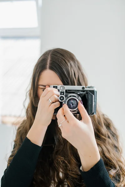 Brunett tjej med retro kamera — Stockfoto