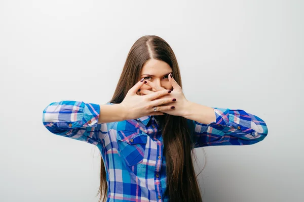 Gadis menutupi mulut dengan tangan — Stok Foto