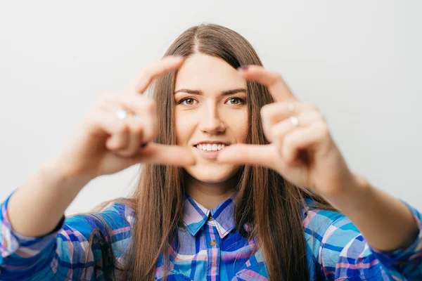 Mujer lgesturing dedos marco — Foto de Stock