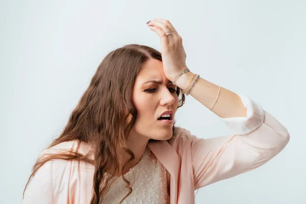 Wanita muda memiliki sakit kepala — Stok Foto