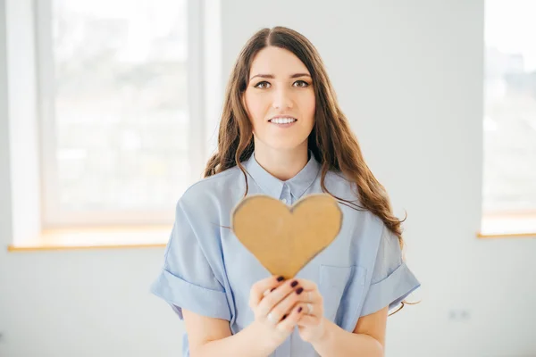 Flicka håller papper hjärta — Stockfoto