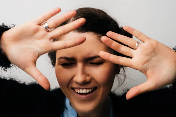 Chica riendo y gesticulando — Foto de Stock