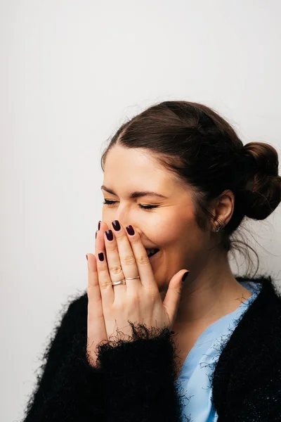 Mädchen bedeckt Mund mit Händen — Stockfoto