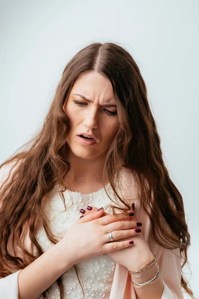 Joven mujer tiene dolor de corazón —  Fotos de Stock