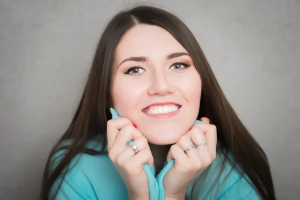 Jovem mulher sorridente — Fotografia de Stock