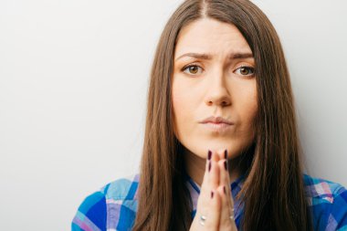 genç kadın dua ediyor