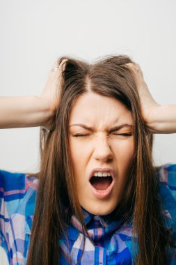 içinde çaresiz çığlık atan kız