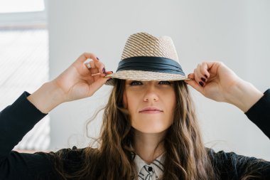 Şapkalı genç kadın.