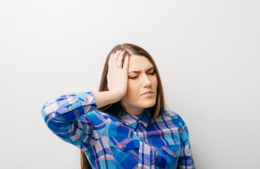 Baş ağrısı olan genç bir kadın.