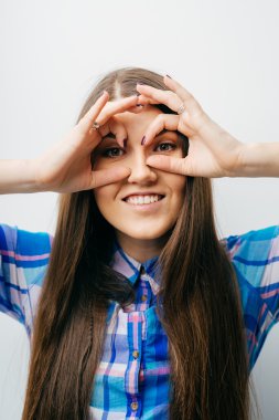 Kız parmaklarından bakıyor