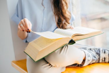  kadının elinde kitap 
