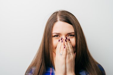 Kız kapsayan ağız elle