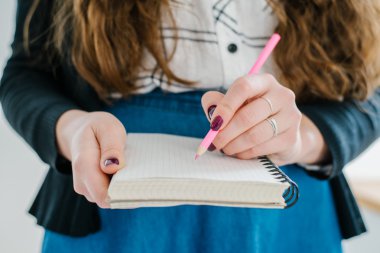 not etmek üstünde dikkat çeken kız