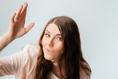 sevimli kız sevinir