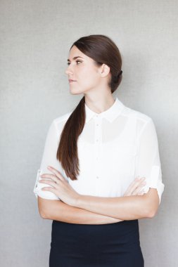 Genç kadın başka tarafa bakıyor. 