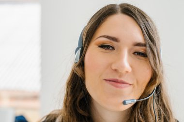  kulaklık üzerinde konuşurken kız