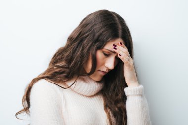 Kafasına dokunan kadın 