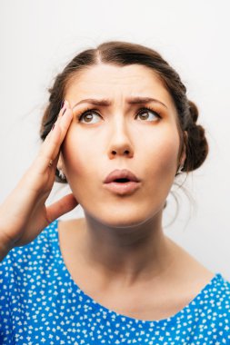 Genç bayanın başı ağrıyor.